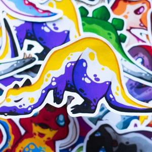 LGBTQ+ niet-binaire subtiele trots vlag dinosaurus sticker