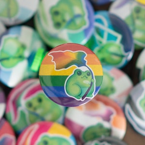 LGBTQ+ Pride Flag Frog-knopen 32 mm