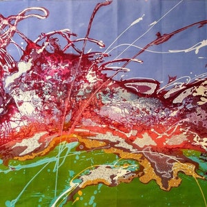 Op de afbeelding: Abstract schilderij met een levendige rode, roze en witte explosie in het midden, omringd door een blauwe achtergrond en groene en gouden accenten.