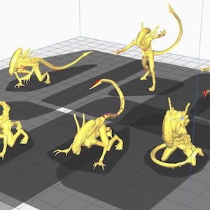 Könnte beinhalten: Sechs 3D-gedruckte Figuren des Xenomorphs aus dem Alien-Franchise. Die Figuren sind in verschiedenen Posen, darunter stehend, hockend und kriechend. Die Figuren sind alle in Gold lackiert.