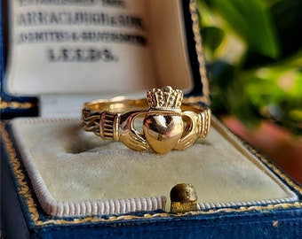 STUNNING Vintage 9ct Gold Claddagh Ring. RESIZING AVAILABLE 9ct Claddagh Ring, Vintage Gold Ring >Stock0A