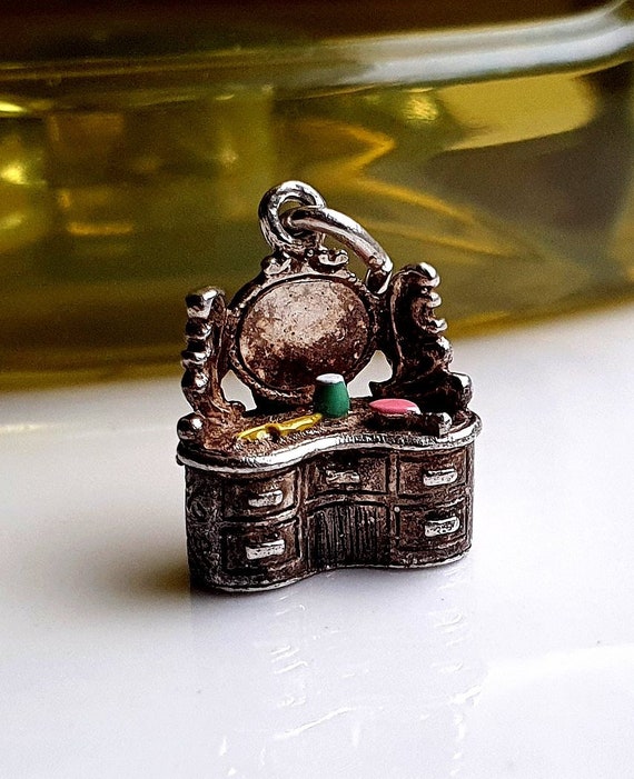 STERLING SILVER VINTAGE BRACELET CHARM DRESSING TABLE MIRROR .9 GRAM 19MM X 9MM STERLING SILVER VINTAGE BRACELET CHARM DRESSING TABLE MIRROR .9 GRAM 19MM X 9MM
