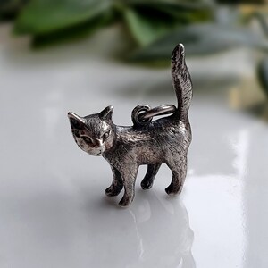 HIGHEST QUALITY Vintage Silver Cat Charm, AMAZING Detail, Sterling Silver Cat Charms, Silver Kitten Charms, (k)