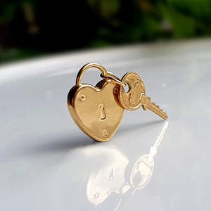 RARO e INUSUAL, dije de candado y llave de oro vintage genuino de 9 quilates, 2 dijes por el precio de 1, dijes de llave de oro vintage de 9 quilates { b }