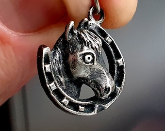 Pendentif fer et tête de cheval une seule face plat et facile à porter