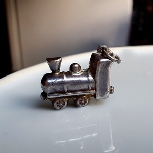 OLD FASHIONED Vintage Silver Train Charm, Sterling Silver Steam Train Charms (e)