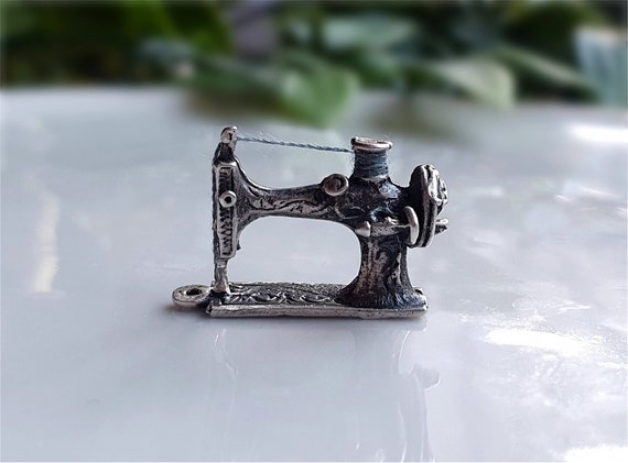 RARE Vintage Silver Sewing Machine Charm Still Wi… - image 1