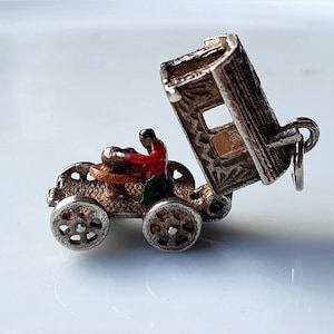 Charm de caravana gitana vintage de plata esmaltada de la más alta calidad. Se abre para revelar adivino. Charms de plata esterlina.