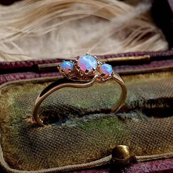 PRETTY Vintage 9ct Gold Opal Trilogy Ring, Vintage 9ct Gold Opal Ring INSTALLMENTS AVAiLABLE