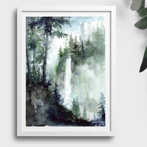 Paesaggio in miniatura della cascata Yosemite, montagne nebbiose, pittura ad acquerello a cascata, foresta nebbiosa, arte originale di pini verde scuro.