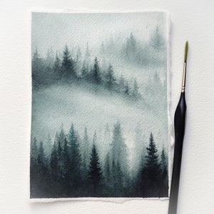 Dipinto originale ad acquerello di montagna nebbiosa 5x7", paesaggio malinconico, arte murale di foresta nebbiosa, pini nebbiosi, arte naturalistica.