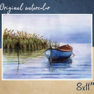 Arte em aquarela de barco. Barco em manhã de neblina no lago. Barco na água aquarela original.