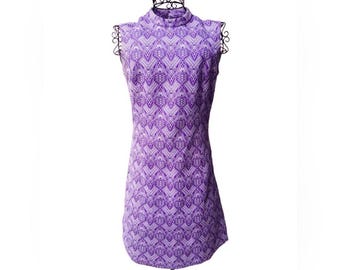 Vestido mini vintage morado de los años 60, hecho a mano, sin mangas, cuello alto, estampado geométrico. Talla S