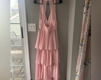 Vestido de dama de honor de boda color rosa rubor con volantes. Talla pequeña.