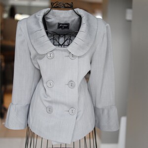blazer boutonné gris vintage. Taille moyenne.