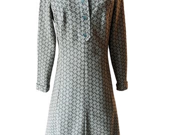 Vestido de los años 60 con estampado de moda, cuello y manga larga. Talla M