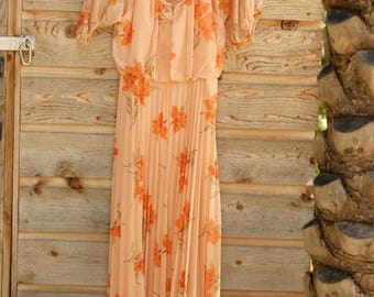 Vestido largo vintage de los años 70, estilo bohemio, estilo campestre, con estampado floral color melocotón y falda plisada para festival. Talla S.