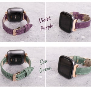 Op de afbeelding: Twee leren horlogebandjes voor een smartwatch. Het bandje links is violet en het bandje rechts is zeegroen.