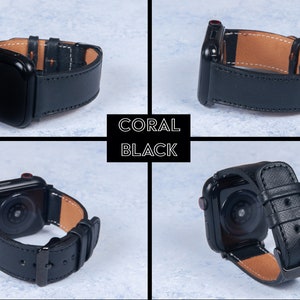 以下が含まれることがあります： 黒い Apple Watch バンド、革製のストラップ、コントラストの効いたコーラル色の内側。 バンドには黒いバックルが付いており、複数のビューで表示されます。 テキスト「CORAL BLACK」は黒いボックスに表示されます。