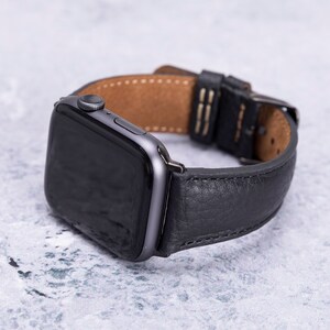 メンズ ブラックレザー Apple Watch バンド 49 mm 45 mm 44 mm 42 mm 41 mm 40 mm 38 mm、刻印入り Apple iWatch ストラップ シリーズ 9 8 7 6 5 SE、記念日ギフト メンズ 画像 9