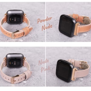 Op de afbeelding: Twee afbeeldingen die een smartwatch tonen met een zwart gezicht en een bruin leren bandje. De bovenste afbeelding toont het bandje in een lichtbruine kleur met het label "Powder Nude". De onderste afbeelding toont het bandje in een lichtroze kleur met het label "Nude Pink".