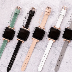 Op de afbeelding: Vijf verschillende gekleurde leren horlogebandjes met ros&eacute;gouden hardware. De bandjes zijn in de kleuren zeegroen, edelzwart, nude, puur wit en asgrijs.