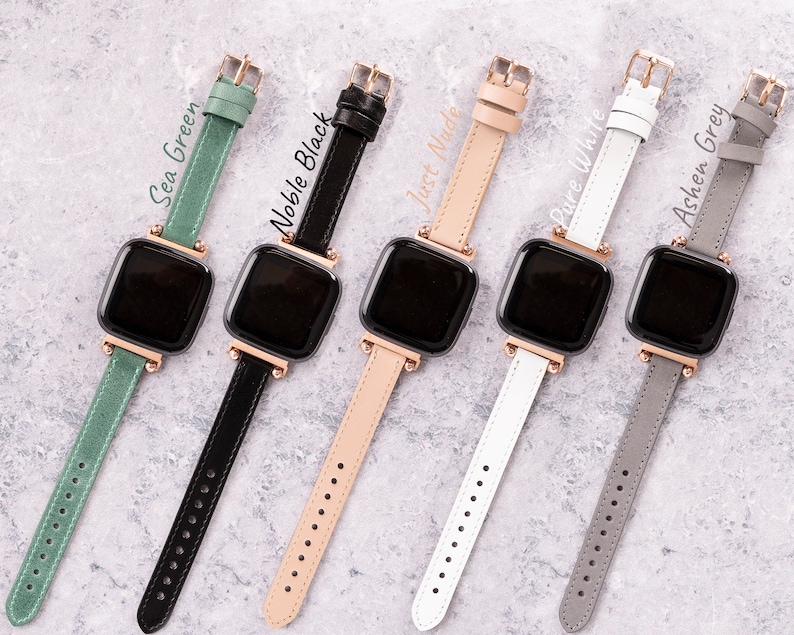 Op de afbeelding: Vijf verschillende gekleurde leren horlogebandjes met ros&eacute;gouden hardware. De bandjes zijn in de kleuren zeegroen, edelzwart, nude, puur wit en asgrijs.