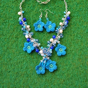 Collier vintage recyclé et boucles d&#39;oreilles assorties - Fleurs au crochet et perles diverses