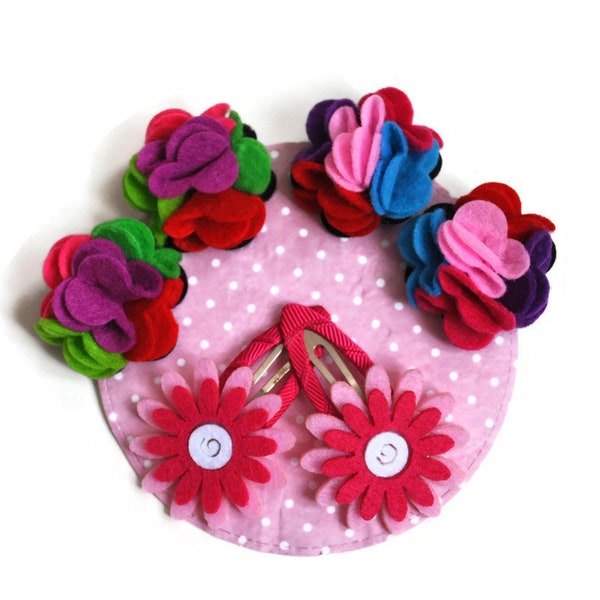 2 barrettes à pompons en feutre et fleurs faites main - Petit cadeau idéal