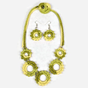 Parure de bijoux bohème au crochet - Collier vert fait main et boucles d&#39;oreilles pendantes - Style hippie d&#39;inspiration vintage