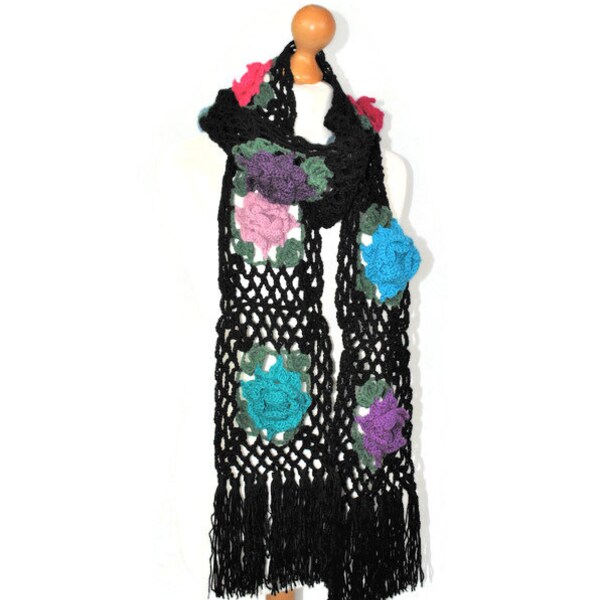 かぎ針編みのボヘミアンスカーフ：マルチカラーの3Dローズ、温かみのあるアクリル
