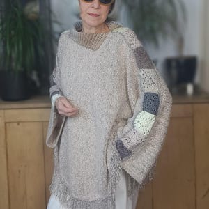 Peut inclure: Ensemble de trois tasses en céramique avec une finition mate et mouchetée. Les tasses sont de couleur crème, gris clair et gris foncé. Chaque tasse a un design simple et minimaliste.