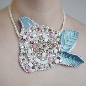 Rose Statement Kette mit vintage Swarovski Kristallen, Perlen und Edelsteinen