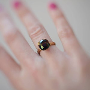 Anillo de cóctel brillante cuadrado con cristal de Swarovski negro petróleo arcoíris en banda de oro rosa, ajustable