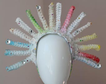 Copricapo a forma di corona da dea con pizzo arcobaleno e cristalli.