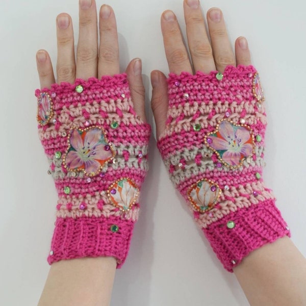 Nuances de roses et fleurs en soie imprimées Liberty appliques gants sans doigts tricotés à la main/manchettes avec des cristaux Swarovski scintillants