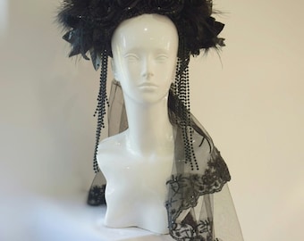 Disfraz de novia gótica negra para boda de Halloween, burlesco, tocado/sombrero con rosas brillantes, cristales, plumas, velo.