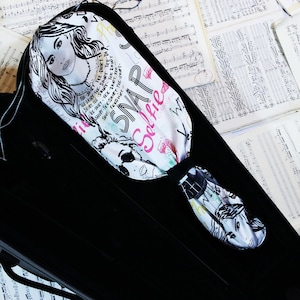 Puede incluir: Una funda blanca para violín con texto negro y rosa que dice "Selfie Snap" e incluye las palabras "tee shirt" repetidas muchas veces. La funda tiene una correa negra y una ilustración en blanco y negro de la cara de una mujer.