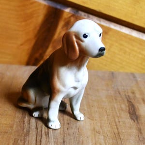 Puede incluir: Una taza de cerámica blanca con un asa negra y el texto "But First, Coffee" en negro, en negrita. La taza está sobre una superficie blanca.