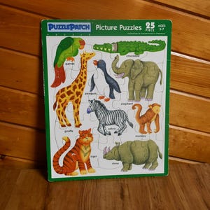 Può includere: Un puzzle per bambini di 25 pezzi che presenta una varietà di animali, tra cui una giraffa, una zebra, una tigre, un rinoceronte, una scimmia, un pinguino, un pappagallo e un coccodrillo. Il puzzle è realizzato in cartone resistente ed è perfetto per bambini dai 3 ai 7 anni.