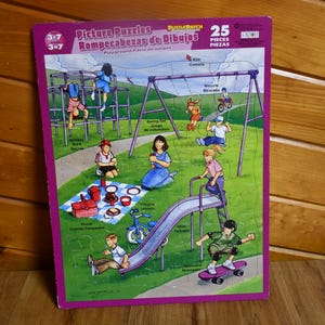 Puede incluir: Un rompecabezas de 25 piezas para niños de 3 a 7 años que presenta una ilustración colorida de un patio de recreo con niños jugando en columpios, un tobogán, barras de mono, un triciclo y una patineta. El rompecabezas se titula "Picture Puzzles Rompecabezas de Dibujos" e incluye el texto "Playground-Patio de juegos".