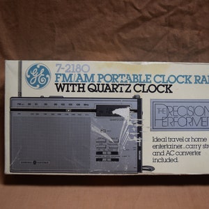 Vintage General Electric 7-2180 FM/AM draagbare wekkerradio met quartzklok - met originele doos / instructies / garantie-informatie / band