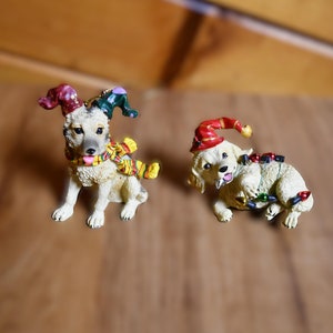 Två valpar från Pottery Barn (?) - en trasslar in sig i lampor och den andra har strumpor på öronen och bär halsduk.