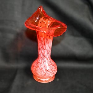 Jarrón de cristal de Murano (?) con forma de Jack in the Pulpit, con espirales rojas y blancas, soplado a mano, etiqueta de papel japonés en la parte inferior, 19 cm de alto, fabricado en Estados Unidos