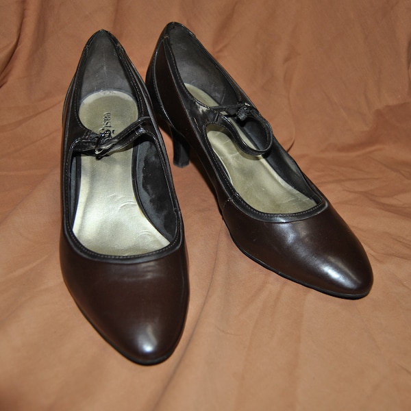 Women’s East 5th Dress / Office Shoes - Dark Brown With Straps & 2.5" Heels - Ladies Size 8.5 Medium - Like New Condition