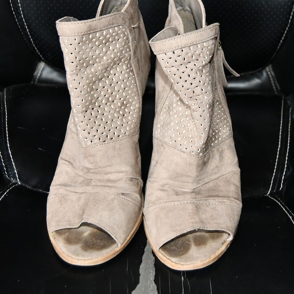 Quipid Womens Suede (?) Ankle Boots W/Open-Toe/Tan/Closed  Heels/Zip Closure Sides/I am 8 & Wearing One in Last Picture. These look 9 / 9.5.