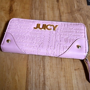 Carteira dobrável Juicy Couture Dusty Rose/Pink com zíper e vários compartimentos - Logotipo Juicy dourado - Medidas aproximadas de 20 cm x 10 cm
