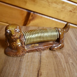 Perro Cocker Spaniel/Spaniel tipo vintage, pintado a mano, años 50. Porta cartas/servilletas de primavera. Miramar, California. Medidas: 20 cm de largo x 8,9 cm de alto.