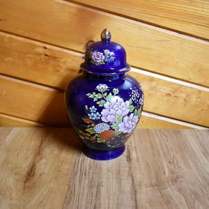 Wazon Vintage Kutani Japan, głęboki kobaltowy niebieski słoik na imbir z pokrywką, emaliowany wzór kwiatowy i koszyk ze złotymi wykończeniami - wymiary około 8,5" wysokości x 5" szerokości