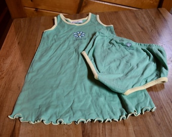 La vida es buena - Bebé - Vestido de verano para niñas de 24 meses con pantalones cortos y bombachos a juego - Verde con ribete amarillo y margaritas en el frente.
